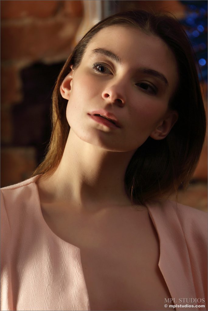 Czarina - The Gift Shop (Mpl Studios) Free Picture 01, Brunette Hair Nude Model, Free Nude Photo, Gallery of Nudes